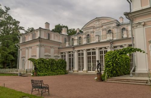 Ломоносов.  Ломоносов (он же ораниенбаум) - счастливый город, кусочек Xviii в. в веке нынешнем.