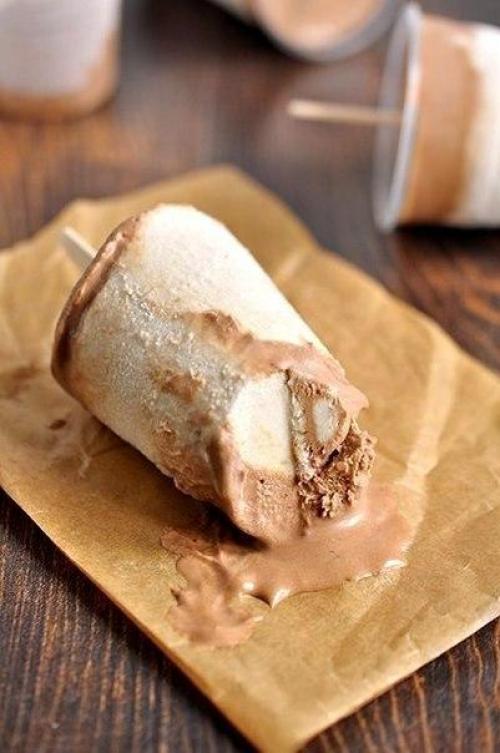 Сливочно - бананово - шоколадное мороженое.