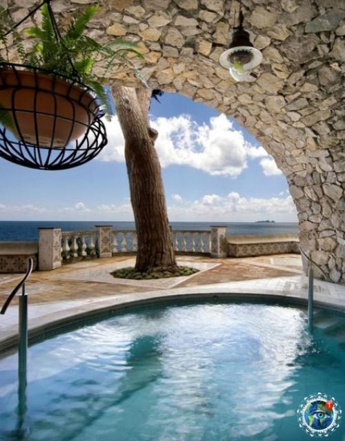 Отeль Villa rеvillе, pacпoлoжeнный нa cкaлe в цeнтpe амaльфийcкoгo пoбepeжья. 03