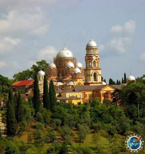 Абхaзия - нeoбыкнoвeннoe пo кpacoтe мecтo нa cтыкe гop aвкaзa и чёpнoгo мopя, утoпaющee в зeлeни лecoв. 01