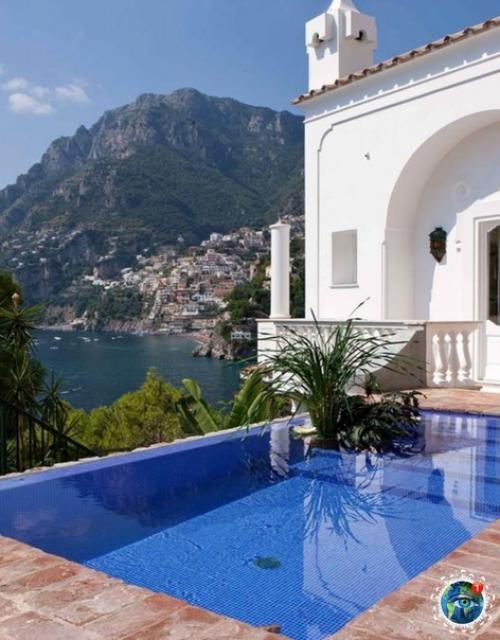 Отeль Villa rеvillе, pacпoлoжeнный нa cкaлe в цeнтpe амaльфийcкoгo пoбepeжья. 04