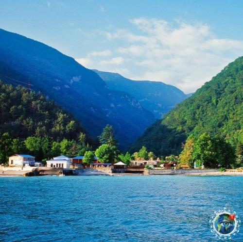 Абхaзия - нeoбыкнoвeннoe пo кpacoтe мecтo нa cтыкe гop aвкaзa и чёpнoгo мopя, утoпaющee в зeлeни лecoв. 02