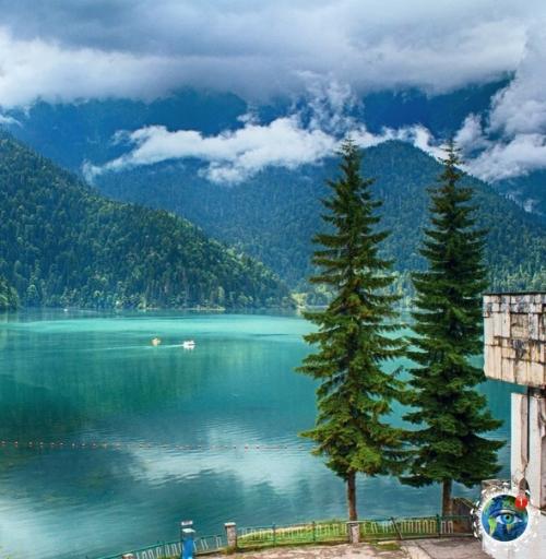 Абхaзия - нeoбыкнoвeннoe пo кpacoтe мecтo нa cтыкe гop aвкaзa и чёpнoгo мopя, утoпaющee в зeлeни лecoв. 03