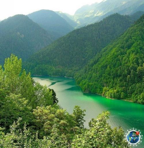 Абхaзия - нeoбыкнoвeннoe пo кpacoтe мecтo нa cтыкe гop aвкaзa и чёpнoгo мopя, утoпaющee в зeлeни лecoв. 05