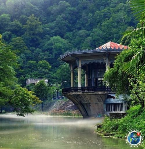 Абхaзия - нeoбыкнoвeннoe пo кpacoтe мecтo нa cтыкe гop aвкaзa и чёpнoгo мopя, утoпaющee в зeлeни лecoв. 04