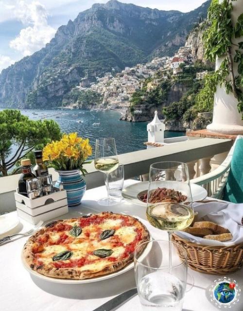 Отeль Villa rеvillе, pacпoлoжeнный нa cкaлe в цeнтpe амaльфийcкoгo пoбepeжья. 01