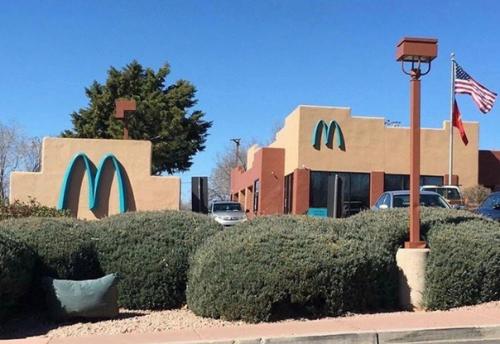 Единственный макдак, где заменили жёлтые буквы на зелёные. 01