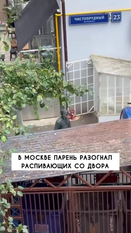 Москвич Владик несколько раз просил компанию алкашей не орать под его окнами. 05