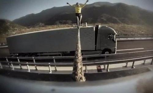 Балерина по канату между двумя движущимися грузовиками прошла.