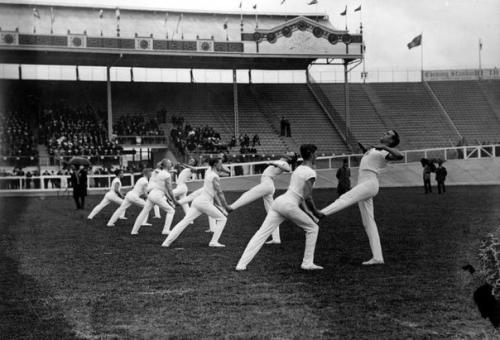 Пока в Рио продолжается олимпиада, собрали фотки того, как выглядели олимпийские игры в далеком 1908-м. 06