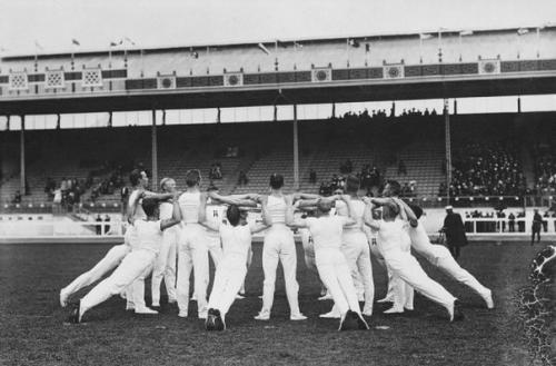 Пока в Рио продолжается олимпиада, собрали фотки того, как выглядели олимпийские игры в далеком 1908-м. 07