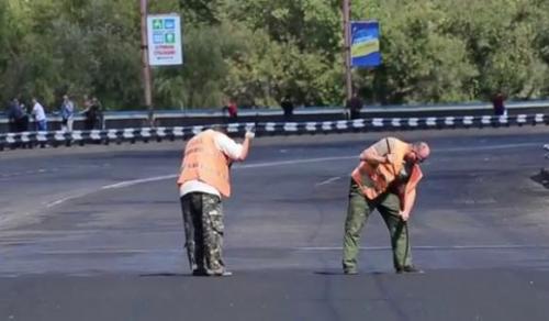 В Николаеве дорожники увлеклись работой и закатали асфальтом весь разводной мост. 01