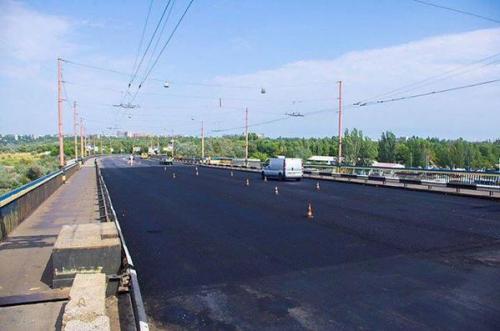 В Николаеве дорожники увлеклись работой и закатали асфальтом весь разводной мост.