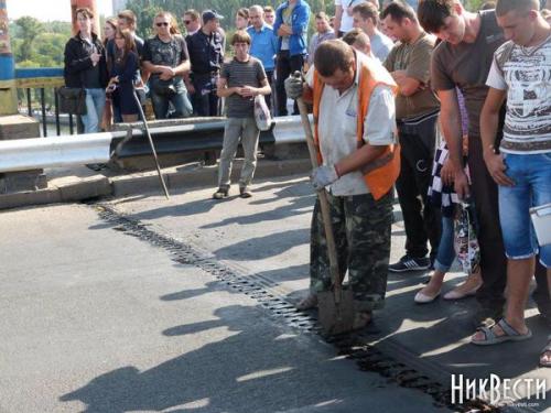 В Николаеве дорожники увлеклись работой и закатали асфальтом весь разводной мост. 02