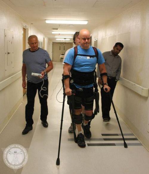 Экзоскелет и электрическая стимуляция возвращают возможность ходить.