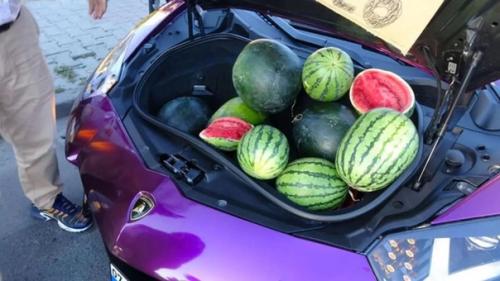 Стамбул.  Молодой человек арбузами из ламбы торгует. 03