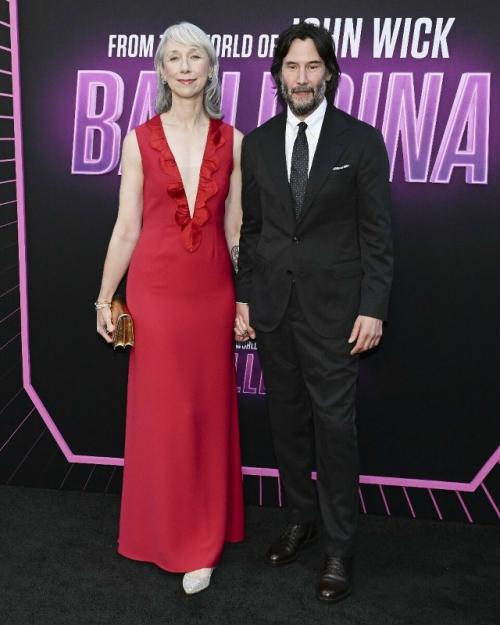 Инсайдеры сообщили, что актёр женился на своей возлюбленной Александре грант, с которой вместе более шести лет. 01