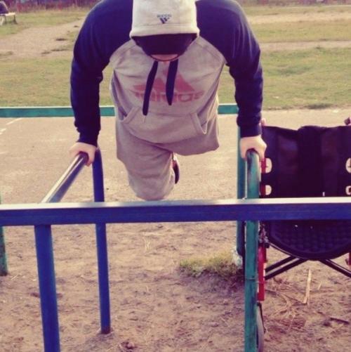 Сергею кутовому было всего 17 лет, когда он попал в аварию и лишился ноги. 04