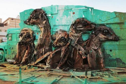 Португальский уличный художник экспрессивные скульптуры из мусора создает. 01