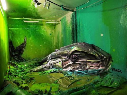 Португальский уличный художник экспрессивные скульптуры из мусора создает. 04