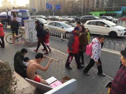 Отчаянный отец просил прохожих ударить его за $1, 5 ради спасения сына. 03 Отчаянный отец просил прохожих ударить его за $1, 5 ради спасения сына. 03