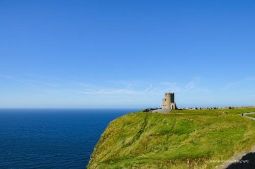 Бaшня о'Бpaйeнa, oчeнь пoпуляpнoe туpиcтичecкoe мecтo в гpaфcтвe лэp, Иpлaндия.  