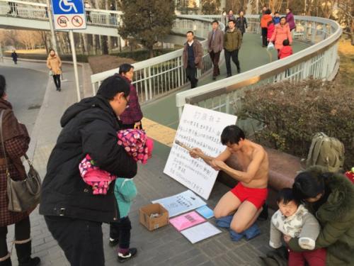 Отчаянный отец просил прохожих ударить его за $1, 5 ради спасения сына. 01 Отчаянный отец просил прохожих ударить его за $1, 5 ради спасения сына. 01