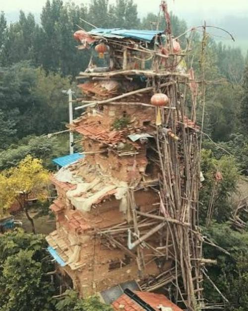 Китаец 10 лет строил семиэтажный дом для братьев, которые уже давно умерли. 01