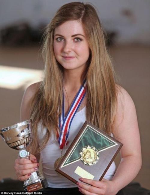 Благодаря своей болезни лареске Браун самой сильной школьницей Великобритании стала. 06