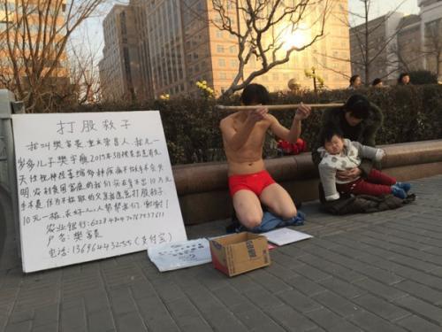 Отчаянный отец просил прохожих ударить его за $1, 5 ради спасения сына. Отчаянный отец просил прохожих ударить его за $1, 5 ради спасения сына.