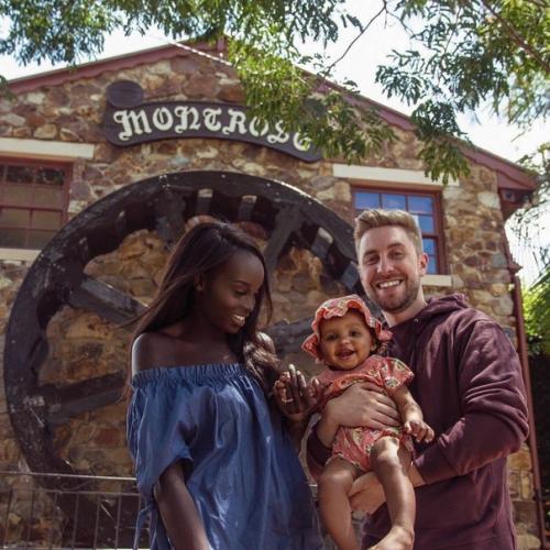 Джейми и Никки перкинс - краcивая межрасовая пара из Авcтралии: как выглядят их дeти. 01