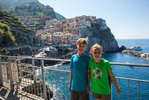 Эта семья продала дом и автомобили, чтобы отправиться в кругосветное путешествие. 01