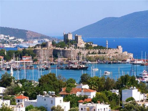 Бодрум (тур.  Bodrum - город - курорт в живописном заливе гёкова на эгейском море (северо-запад Турции, в провинции мугла. 01