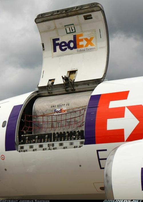 В логотипе службы доставки Fedex есть скрытый элемент: между буквами E и x пустое пространство образует стрелку. 01