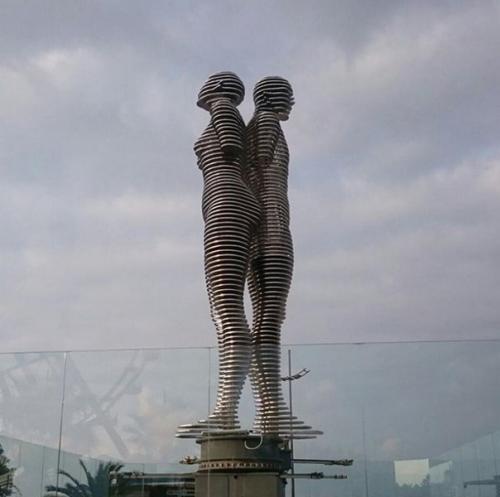 Эти движущиеся статуи каждый день рассказывают историю любви. 05