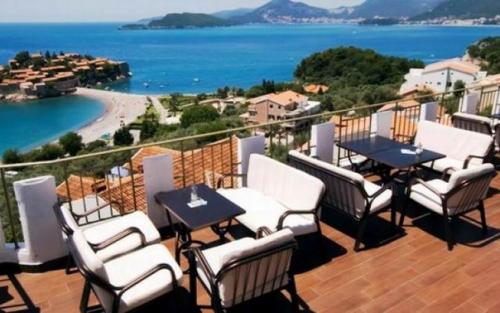 Будва - город в Черногории, расположенный на берегу адриатического моря. 08