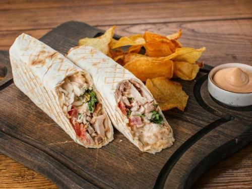 Шаурма, дёнер - кебаб и гирос - самые известные названия схожего блюда в разных кухнях, и все эти слова являются синонимами. 01