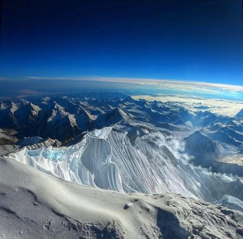 Вершина мира: вот как она выглядит с самой высокой точки Эверест, 8 848 метров (29 029 футов) над уровнем моря.