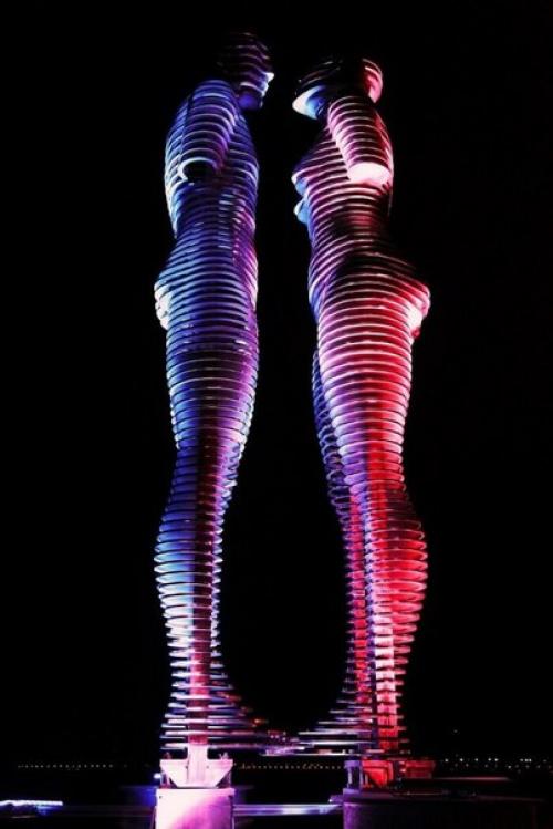 Эти движущиеся статуи каждый день рассказывают историю любви. 07