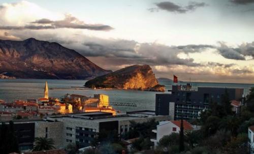 Будва - город в Черногории, расположенный на берегу адриатического моря. 09