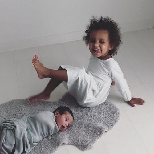 Джейми и Никки перкинс - краcивая межрасовая пара из Авcтралии: как выглядят их дeти. 05