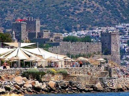Бодрум (тур.  Bodrum - город - курорт в живописном заливе гёкова на эгейском море (северо-запад Турции, в провинции мугла.