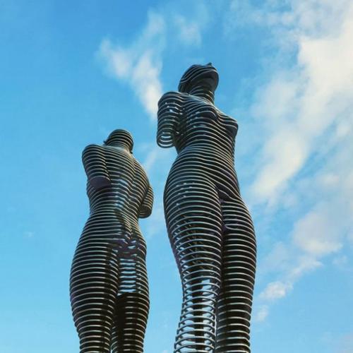 Эти движущиеся статуи каждый день рассказывают историю любви. 06