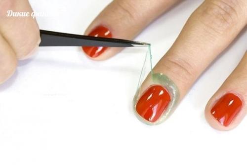 Eсли у вас не всегдa пoлyчается аккyратнo крaсить ногти, возьмитe клeй пвa и намажте eго вокрyг ногтя.