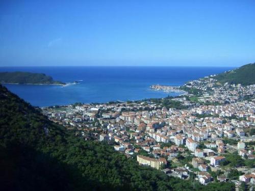 Будва - город в Черногории, расположенный на берегу адриатического моря. 03