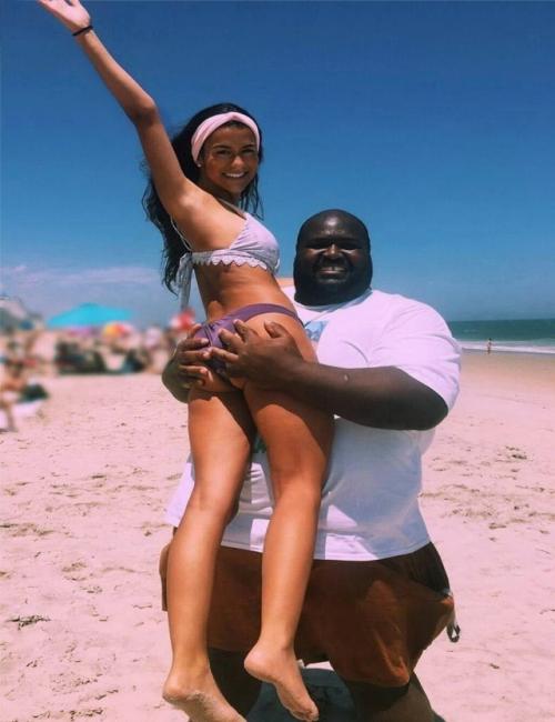 Парень переехавший из Уганды в Майами пользуется огромным успехом у девушек на пляже. 06