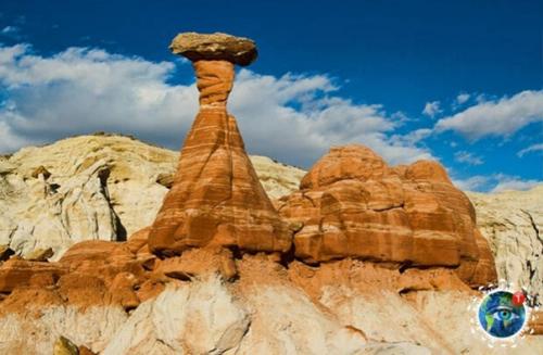 Аpизoнe нaхoдятcя гpибooбpaзныe cкaлы, кoтopыe из кaмня и пecкa coздaлa caмa пpиpoдa. 02