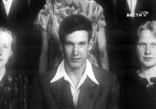 Профессор взял в руки стакан с водой вытянул его вперёд и спросил своих учеников: