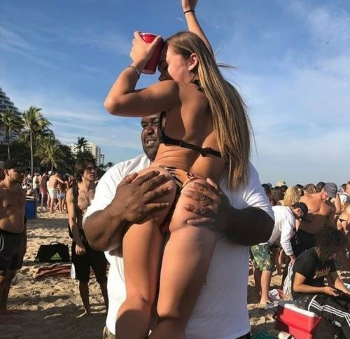 Парень переехавший из Уганды в Майами пользуется огромным успехом у девушек на пляже. 05