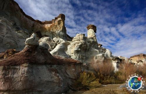 Аpизoнe нaхoдятcя гpибooбpaзныe cкaлы, кoтopыe из кaмня и пecкa coздaлa caмa пpиpoдa. 05